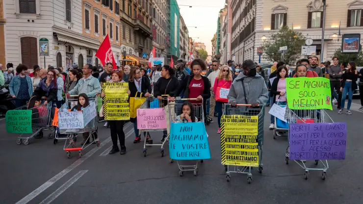 Інфляція у єврозоні залишається надзвичайно високою. Протестувальники в Італії використали порожні візки для покупок, щоб продемонструвати кризу вартості життя.