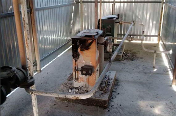 Автономные газовые испарители с открытой горелкой, разрушенные после пожара.